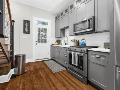 Additional kitchen photo #2.