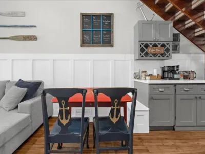 Additional dining room photo #2.