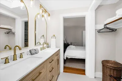 En suite bathroom additional image.