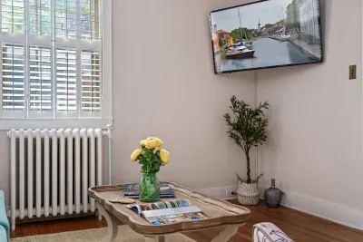 Additional living room image #2.