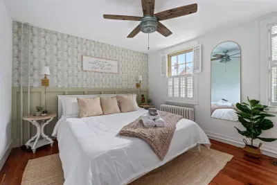 Relax in the cozy king suite with plenty of closet space, ceiling fan, and two large windows overlooking the Historic District of charming Downtown Annapolis.