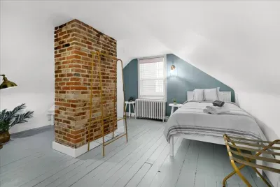 3rd level attic bedroom equipped with 2 separate twin beds for additional guests!  