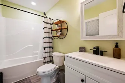 Full bathroom #2, fully equipped with shampoo, conditioner, bodywash, towels, etc.