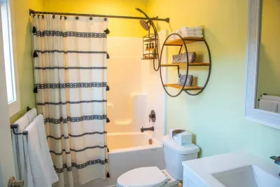 Full bathroom #2, fully equipped with shampoo, conditioner, bodywash, towels, etc.