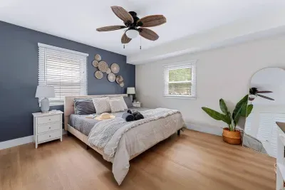 King suite image #3 with ceiling fan 