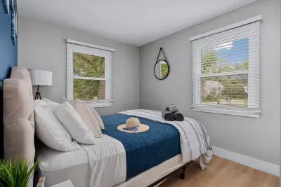 2nd bedroom (Queen) image #2.