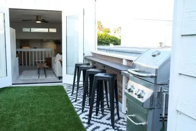 Hillside Hideaway II ~ and 4 bar stools with city views