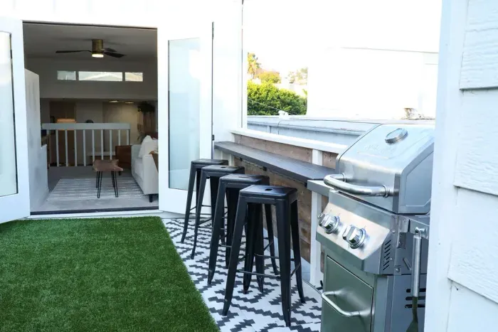Hillside Hideaway II ~ and 4 bar stools with city views