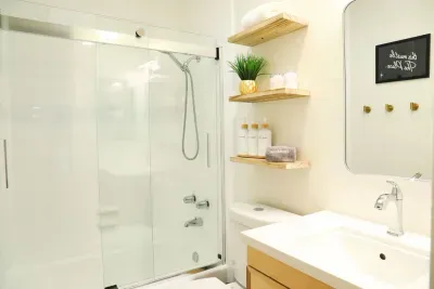 Hillside Hideaway II ~Full bath with bathtub / shower 