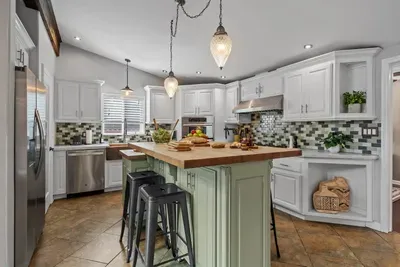 Fully equipped kitchen with island