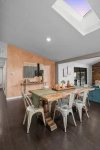 Dining table for 6 and additional bar stool seating in the kitchen
