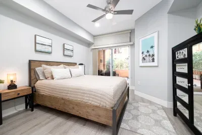 Bedroom w/ Queen Bed