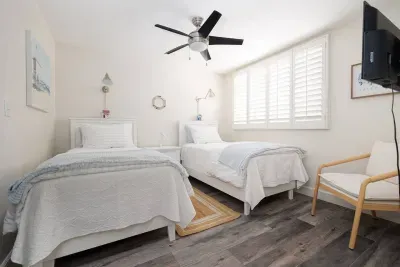 Twin Bedroom with 32" Streaming TV. 