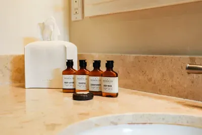 Bathroom amenities include shampoo, conditioner, body wash and lotion