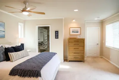 Primary Bedroom w/ huge walk in closet