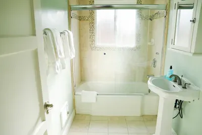 2nd full bathroom located in hallway