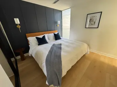 The Blue Room - King Bed w/ luxury hotel bedding