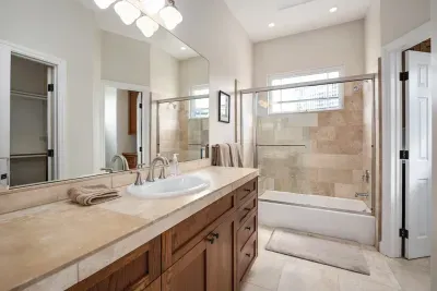 2nd floor Queen Bathroom