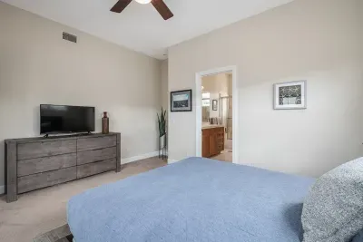 2nd Floor Queen Bedroom