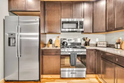 Enjoy a fully equipped kitchen with modern appliances, ample cookware, and dishwasher for easy cleanup. Effortlessly prepare meals from quick breakfasts to gourmet dinners, enhancing your stay with the comfort and convenience of cooking like at home.