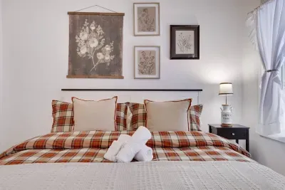 Classic plaid meets botanical charm in our Oak Room. Thoughtfully designed with curated artwork and premium linens, this pet-friendly vacation rental near Lake Harmony offers comfort for your group getaway in the Pocono Mountains.