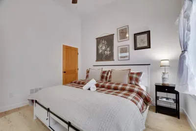 The Oak Room offers a peaceful king bed retreat at the Pocono Barndominium. Inspired by nature with modern farmhouse touches, this luxury Poconos rental near Jim Thorpe is perfect for couples celebrating special moments.