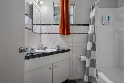 Second bathroom (located upstairs)