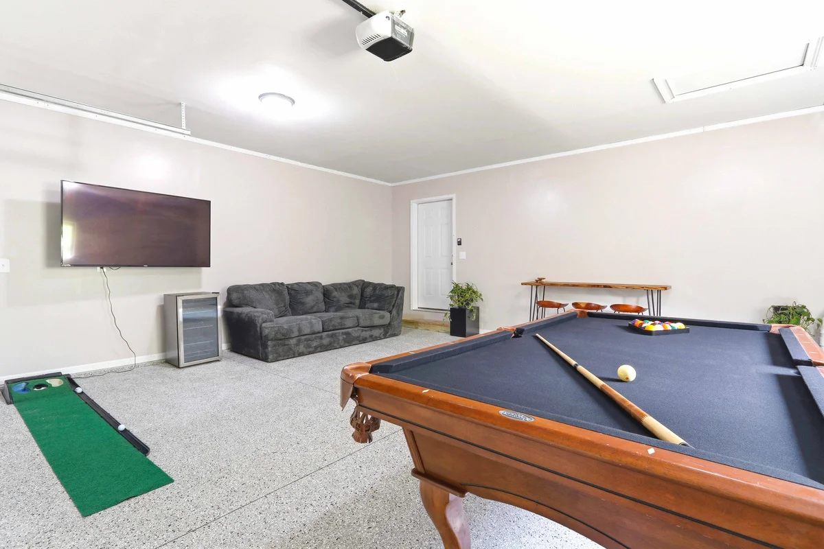 Game room at Hidden on the 17th Hole Nekoosa, WI with pool table and indoor putting green