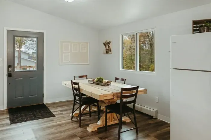 Kitchen
Refrigerator
stove
Coffee maker
Kitchenette 
Oven
Kettle 
Blender
Dining Area