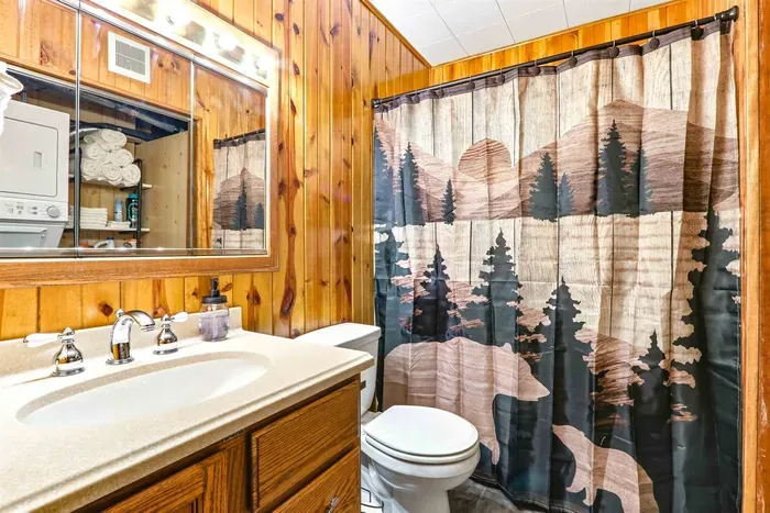 Relaxing Bathroom with Chic Wooden Design