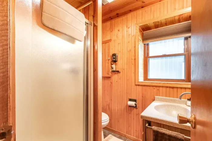 A well-appointed bathroom offering comfort and flexibility for every guest.