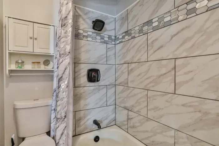 ndulge in comfort—our luxurious bathroom is crafted for ultimate relaxation.