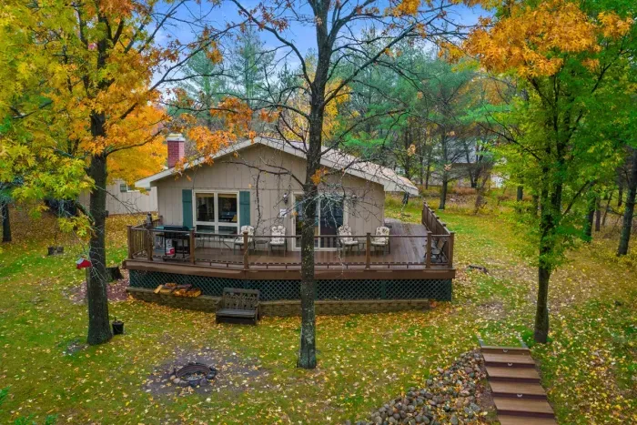 Tranquil nature hideaway with a private deck and scenic wooded views