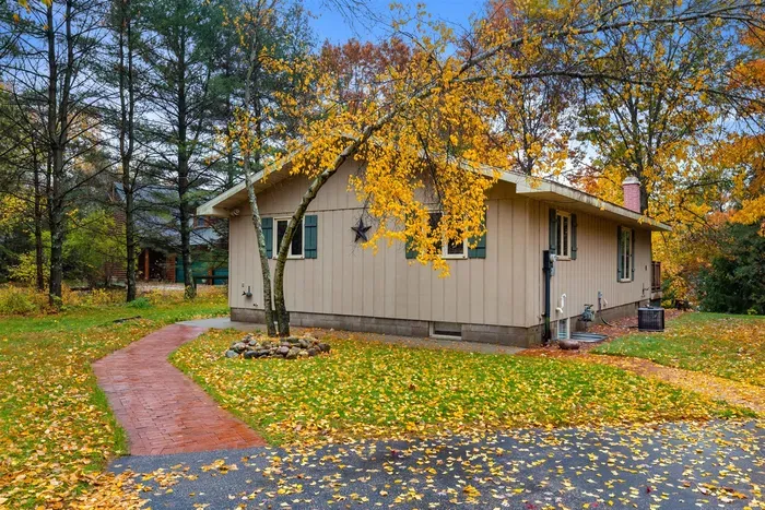 Peaceful woodland cabin offering privacy, space, and seasonal beauty