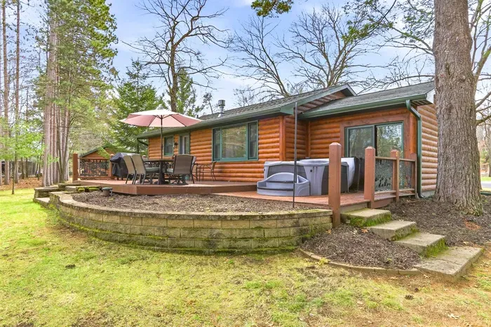 Charming cabin in Sherwood Shores with scenic outdoor surroundings.