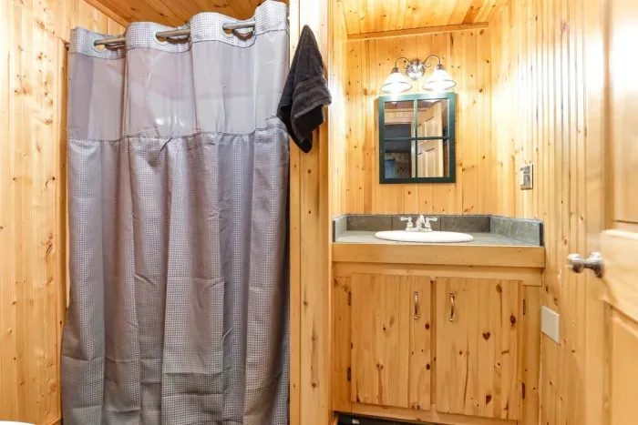Well-maintained bathroom with fresh and clean feel.