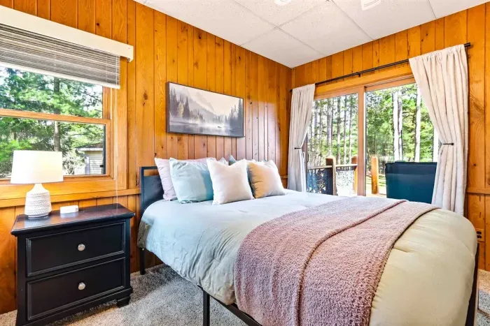 Relaxing bedroom designed for comfort and quiet sleep.