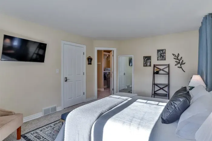 This modern bedroom is thoughtfully designed with warm lighting, creating a cozy and relaxing atmosphere for a restful night’s sleep.