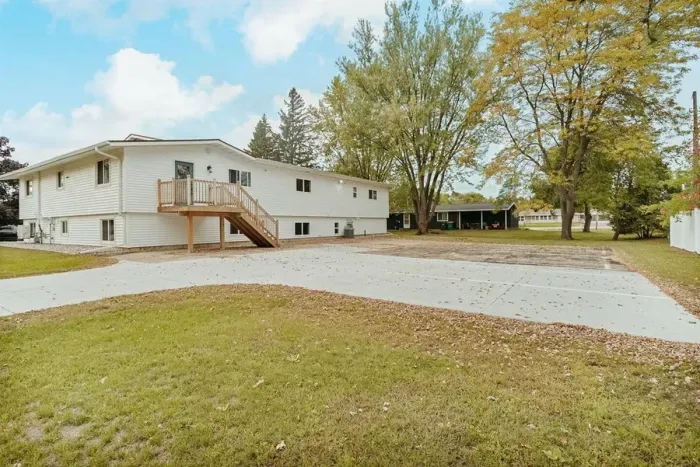 Architectural elegance meets comfort – a charming facade that welcomes you home.

Free car park