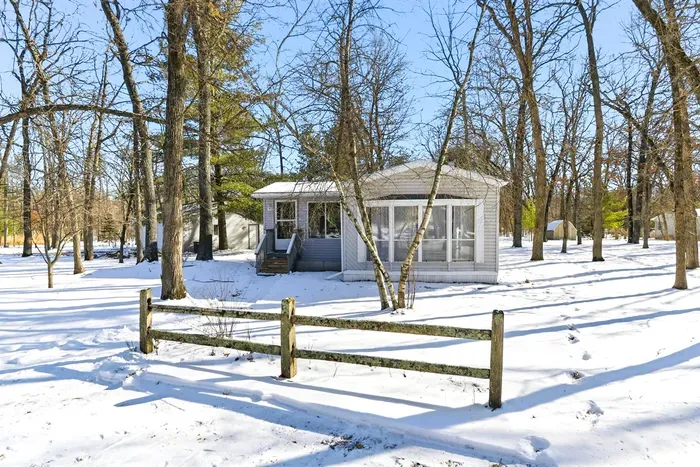 Perfectly situated for those seeking tranquility and a nature escape, yet still within driving distance of local shops, restaurants, and attractions. Ideal for couples, solo adventurers, or small families.