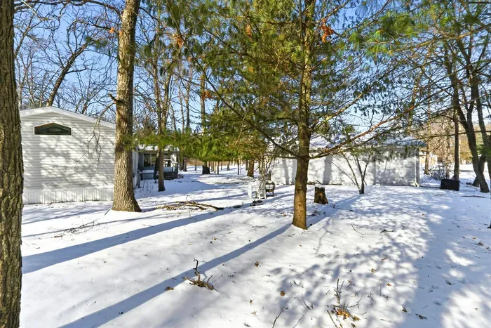 Perfectly situated for those seeking tranquility and a nature escape, yet still within driving distance of local shops, restaurants, and attractions. Ideal for couples, solo adventurers, or small families.