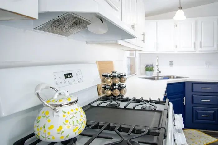 Cook with ease using the stove and provided condiments.