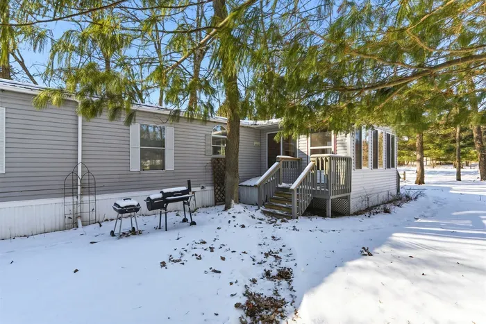 Perfectly situated for those seeking tranquility and a nature escape, yet still within driving distance of local shops, restaurants, and attractions. Ideal for couples, solo adventurers, or small families.