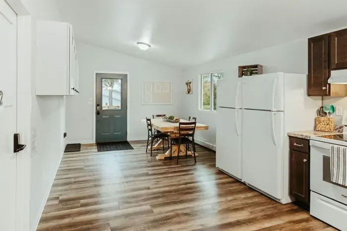 Sleek and functional – everything you need to whip up a delicious meal

Kitchen
Stainless refrigerator
stove
Coffee maker
Kitchenette 
Oven
Kettle 
Blender

Dinning area
Eating area