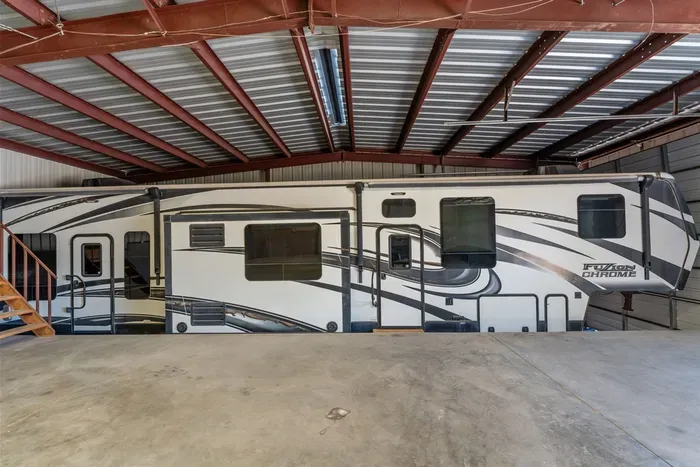 Spacious luxury camper located at Diamondback Ranch in Wickenburg’s horse country.