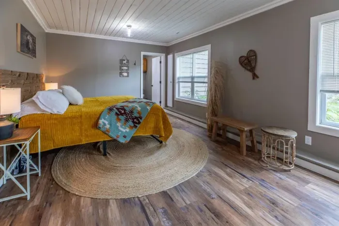 Indulge in comfort at our Airbnb retreat with a luxurious King bed. Beat the heat with an efficient air conditioning system for a refreshing stay. Discover ultimate relaxation with our thoughtfully designed room