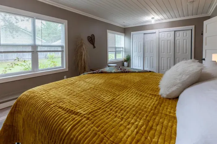 Indulge in comfort at our Airbnb retreat with a luxurious King bed. Beat the heat with an efficient air conditioning system for a refreshing stay. Discover ultimate relaxation with our thoughtfully designed room