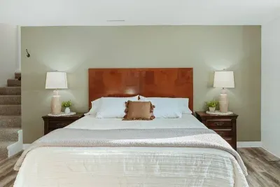 Washington Manor Room #1