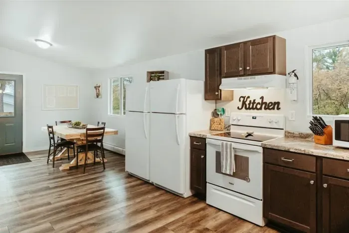 Cook, dine, and indulge – discover the joy of cooking in our modern kitchen.

Kitchen
Refrigerator
stove
Coffee maker
Kitchenette 
Oven
Kettle 
Blender
Microwave
Coffee machine

Eating area
Dinning area