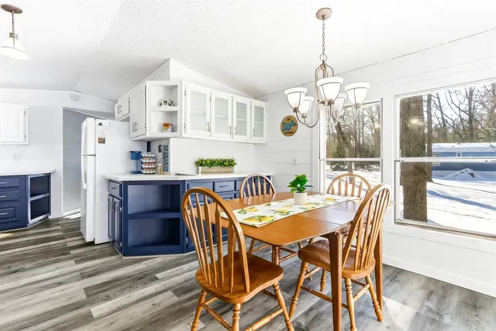 Well-appointed kitchen with a dining table, combining functionality and comfort for every meal.